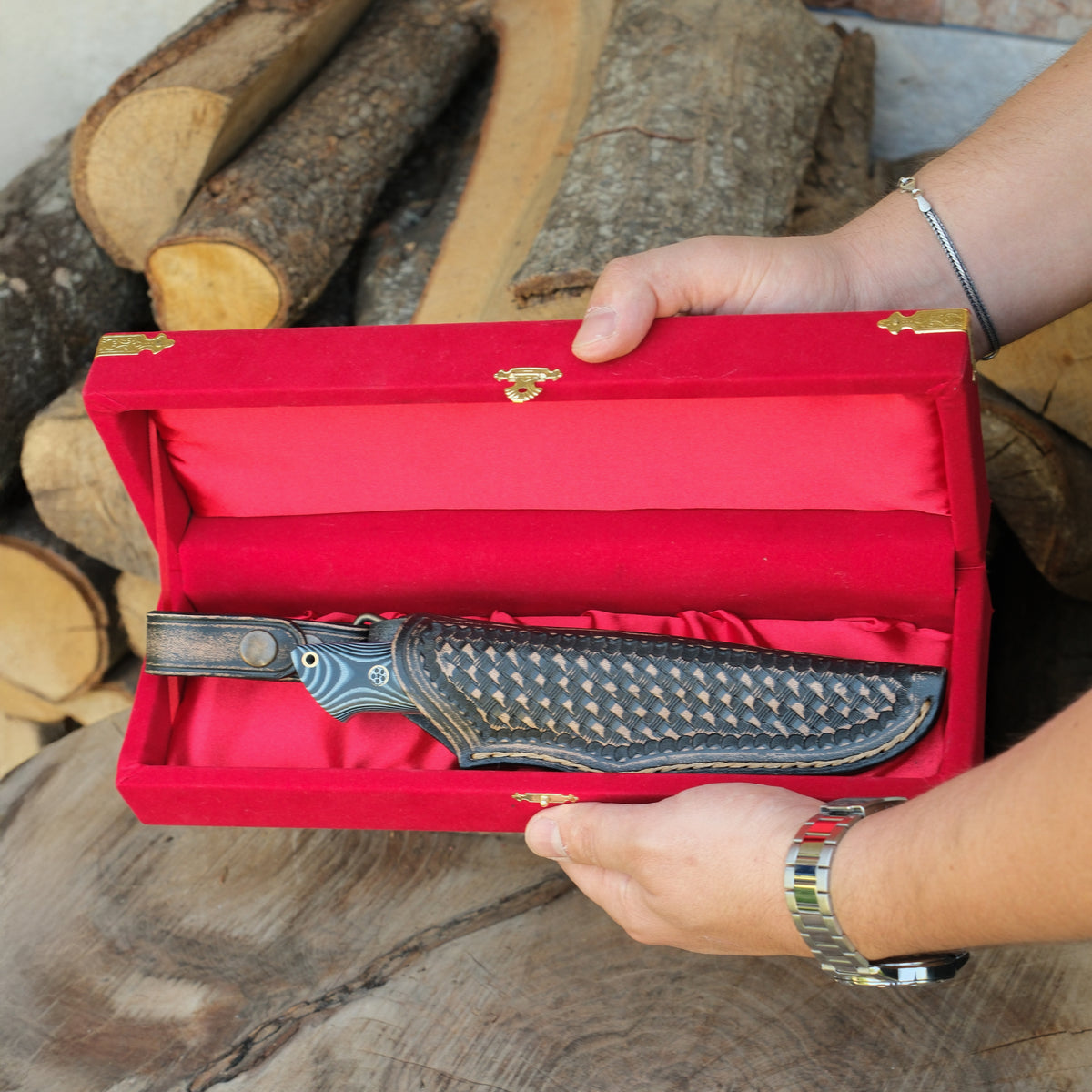 El işçiliğiyle hazırlanmış paslanmaya dayanıklı N690 çelik bıçak