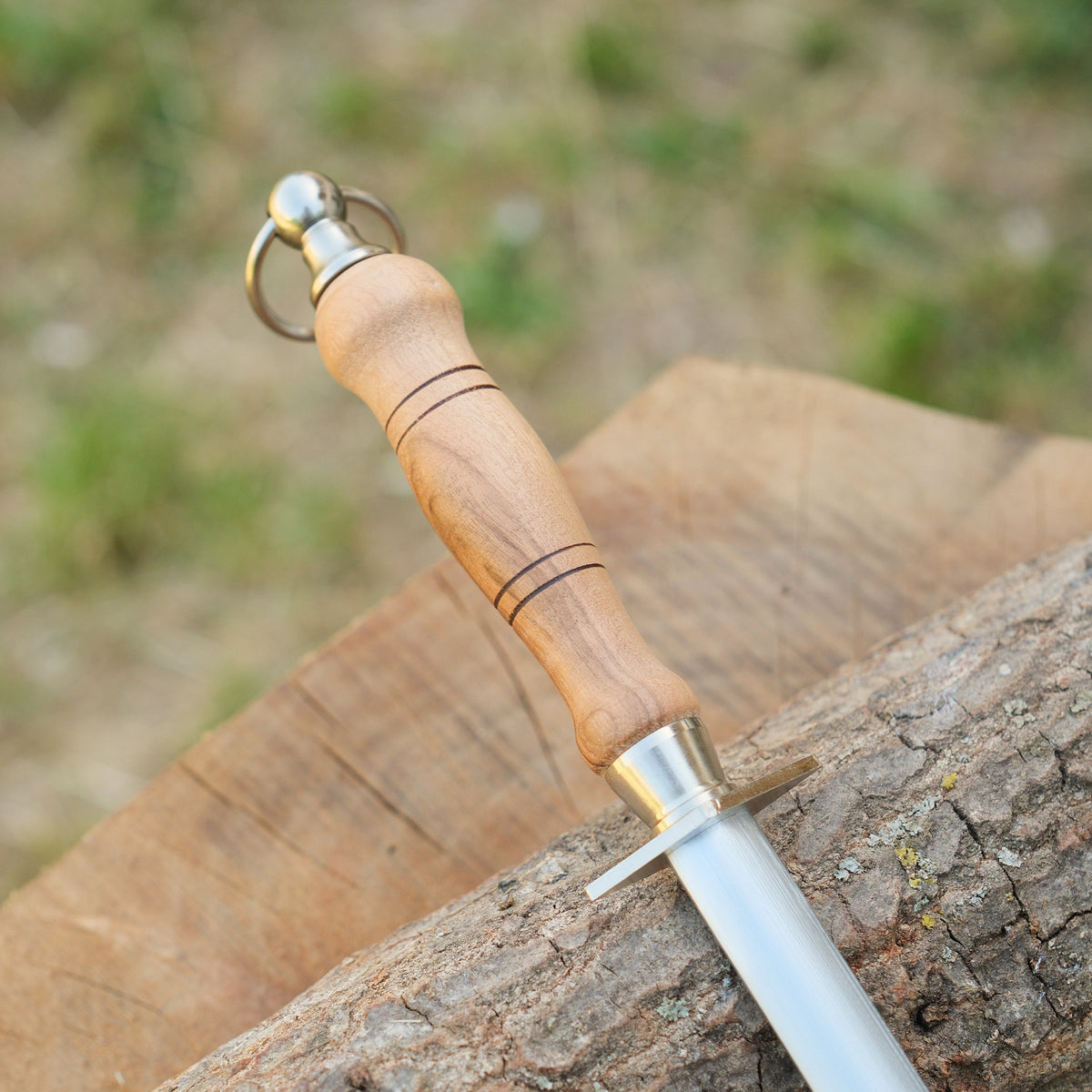 Türk mutfak kültürüne uygun, ergonomik tutuşlu ceviz saplı masat