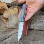 El işçiliğiyle şekillendirilmiş stabilize sap, N690 çeliğin gücü ve vaketa kılıfın geleneksel yapısıyla tamamlanarak üst düzey bir bıçak sunar.