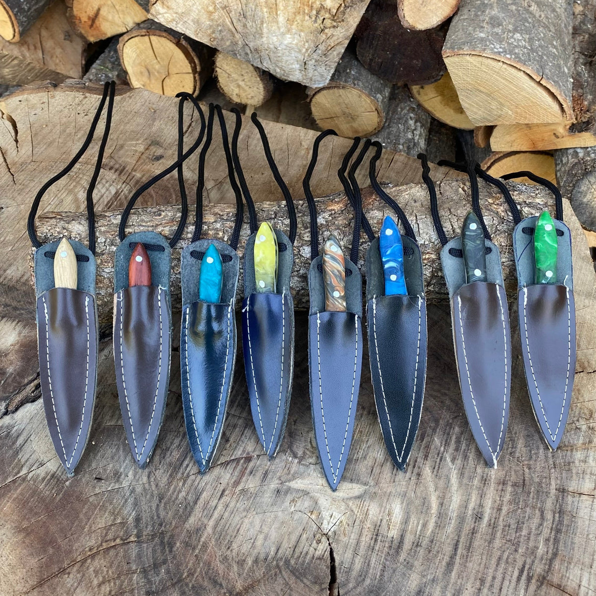 12 cm uzunluğunda olan bu el yapımı kolye bıçak, boyna takılarak kolayca taşınabilir, hafif yapısıyla her an yanınızda olabilir.