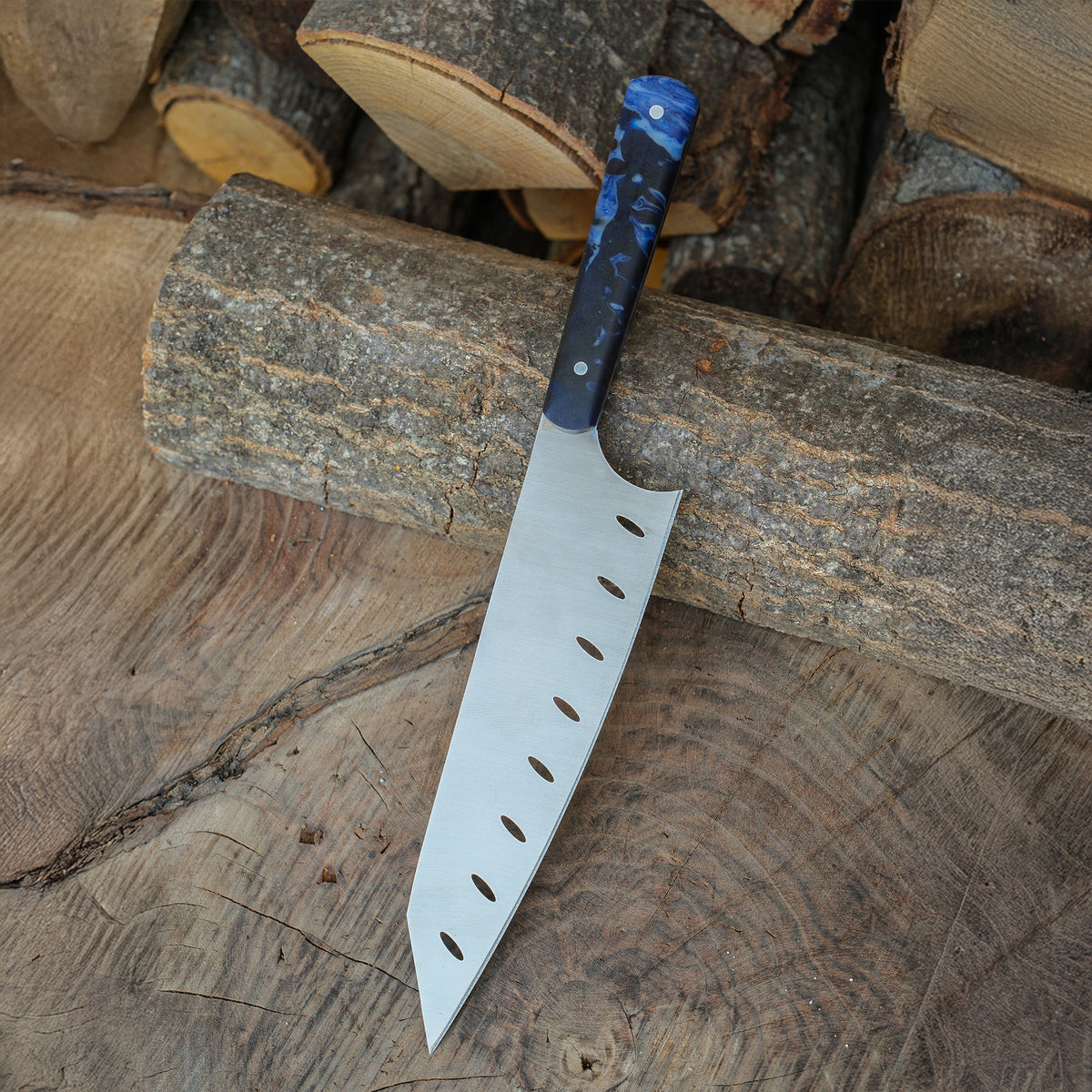 Verzalit saplı bu şef bıçağı seti, ergonomik tutuş ve sağlam yapısıyla ev kullanıcıları için de profesyonel deneyim sunar.