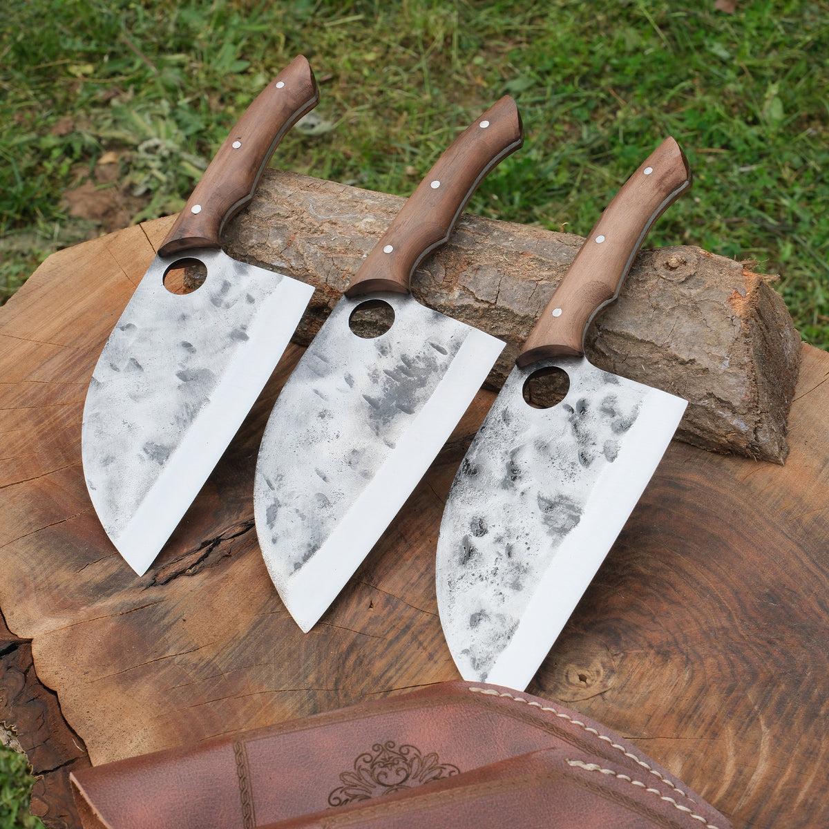 Yatağan kasabasında el işçiliğiyle üretilmiş kök ceviz saplı 29 cm uzunluğundaki dövme çelik bıçak