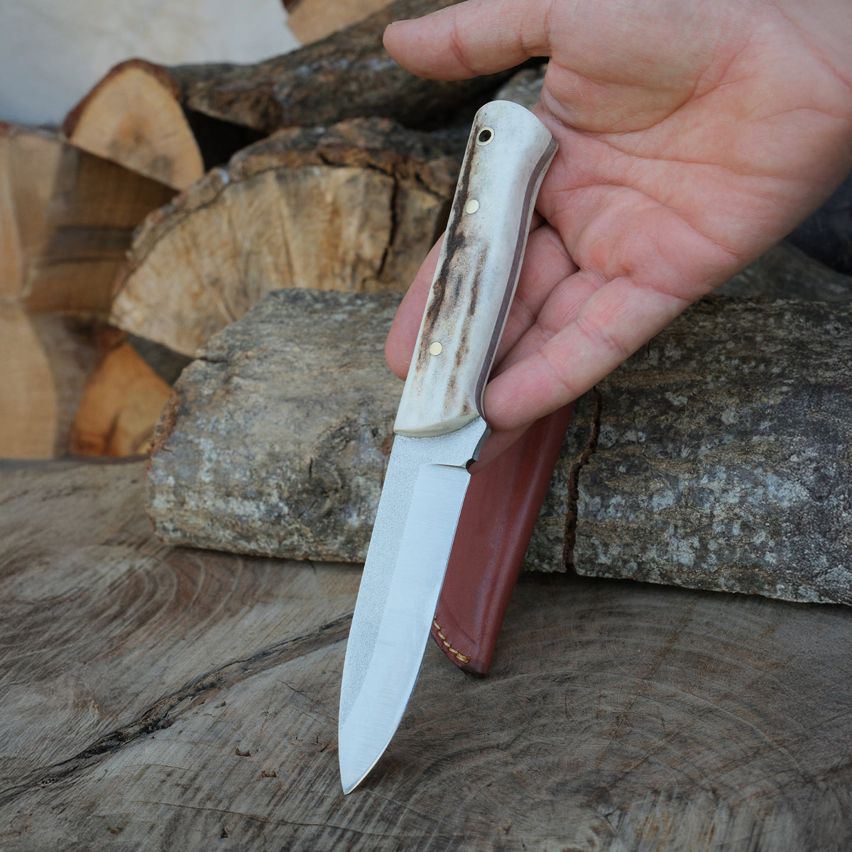 El yapımı koleksiyonluk bıçak; 11 cm çelik uzunluğu, doğal sapı ve zarif kılıfıyla doğa severlerin tercihi olmaya adaydır.