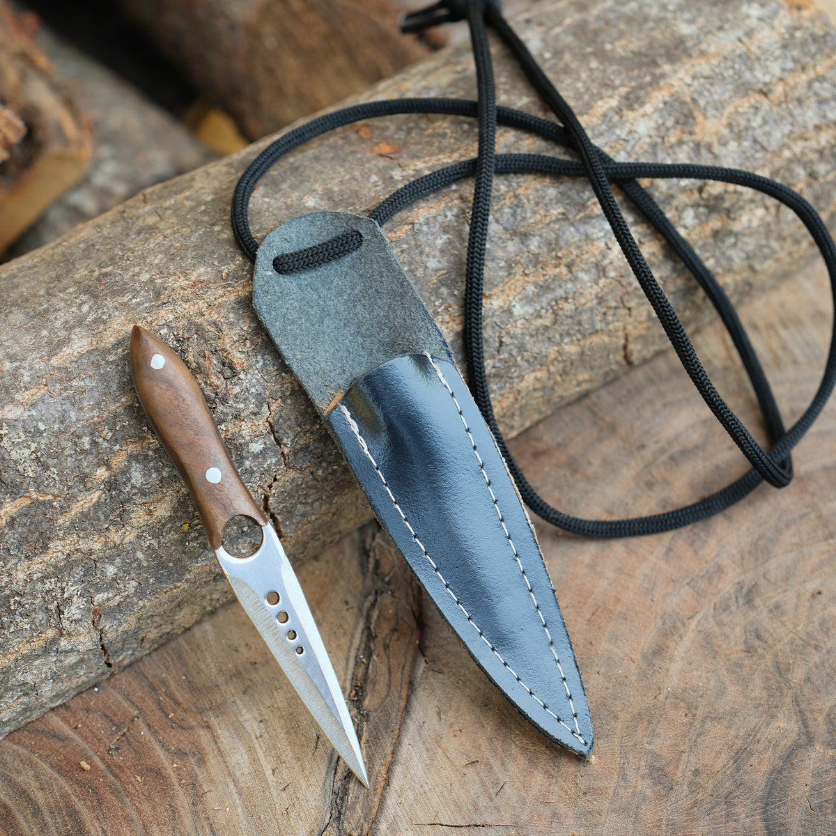 Estetik ceviz saplı, minimal tasarımıyla dikkat çeken kolye