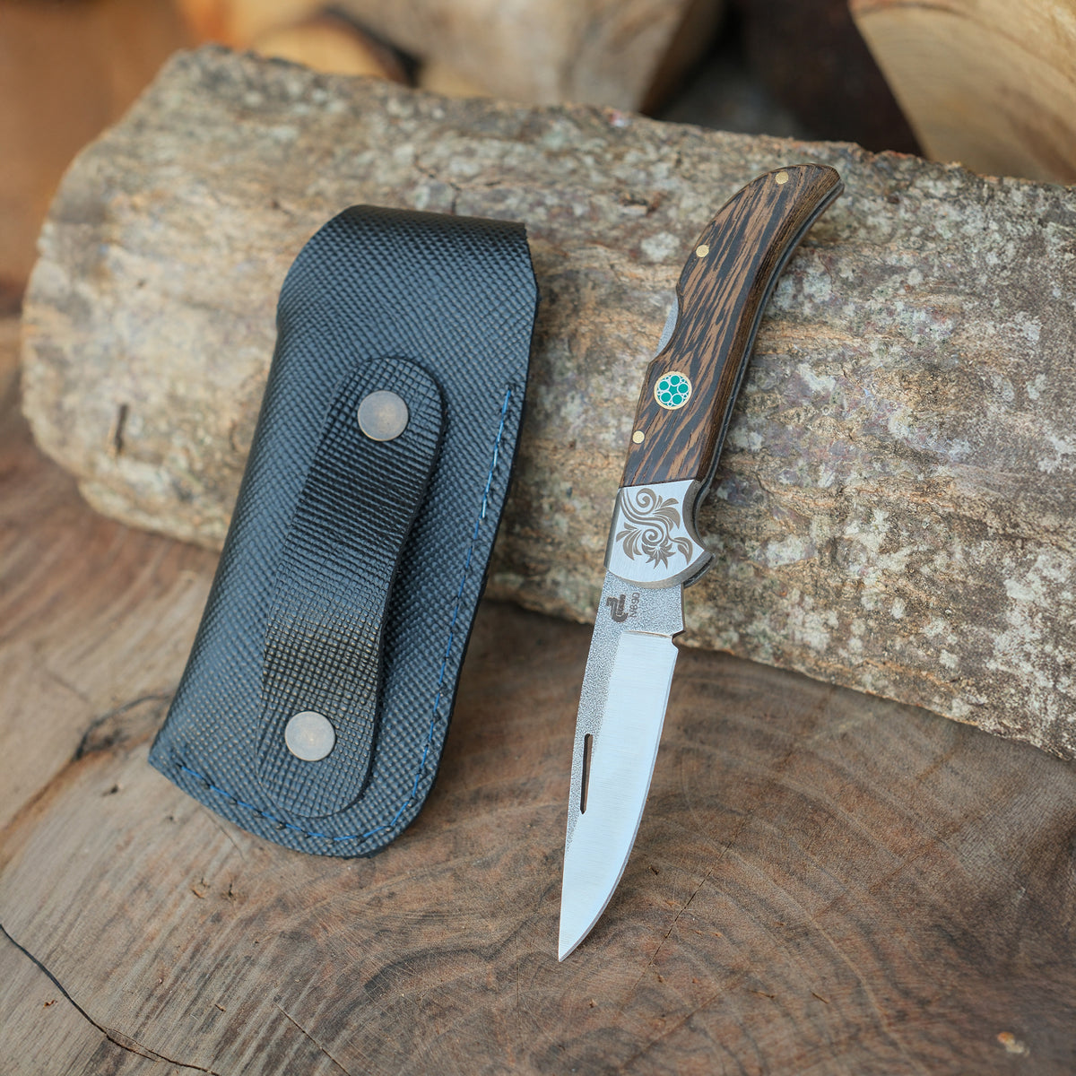 El işçiliğiyle hazırlanmış bu katlanır model bıçak, yüksek sertlikte çeliği ve doğal ceviz sapıyla hem kullanışlı hem şıktır.