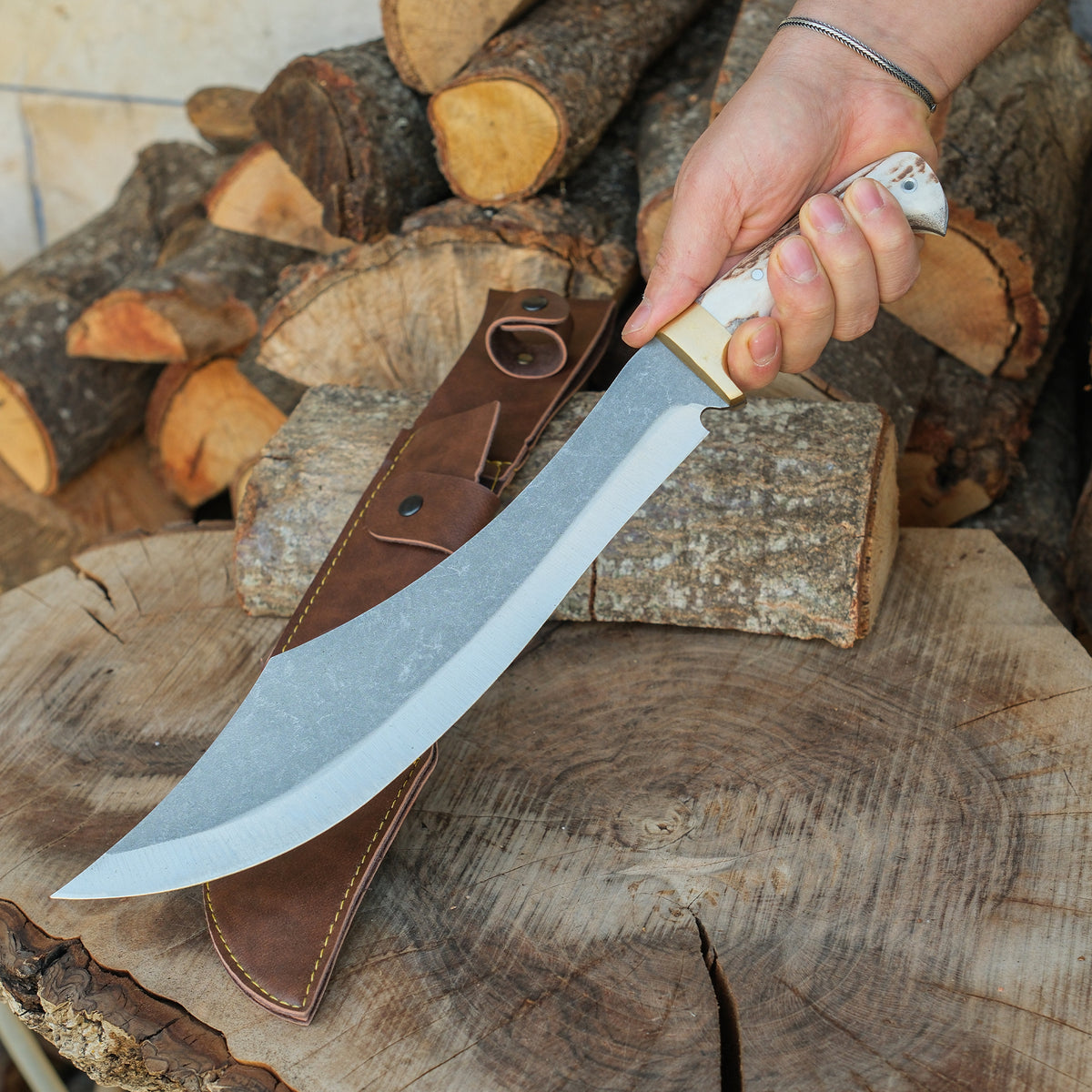 Yatağan kasabasında el işçiliğiyle üretilmiş, geyik boynuzu saplı ve paslanmaz çelikten yapılmış 48 cm uzun bıçak.