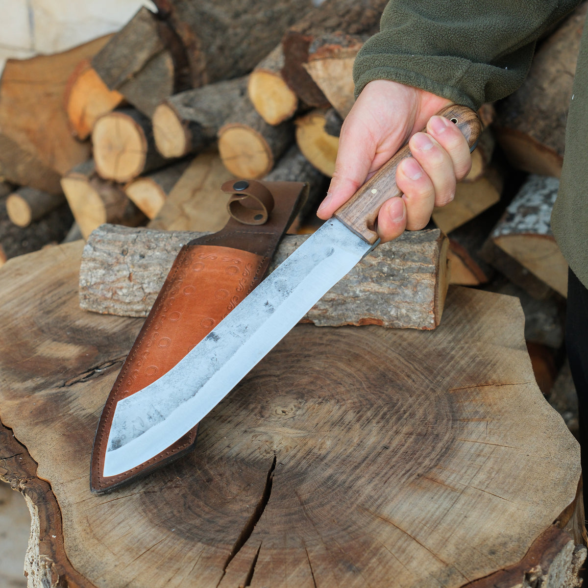 Dövme çelikten el yapımı olarak Yatağan kasabasında üretilmiş 40 cm ceviz saplı özel model.