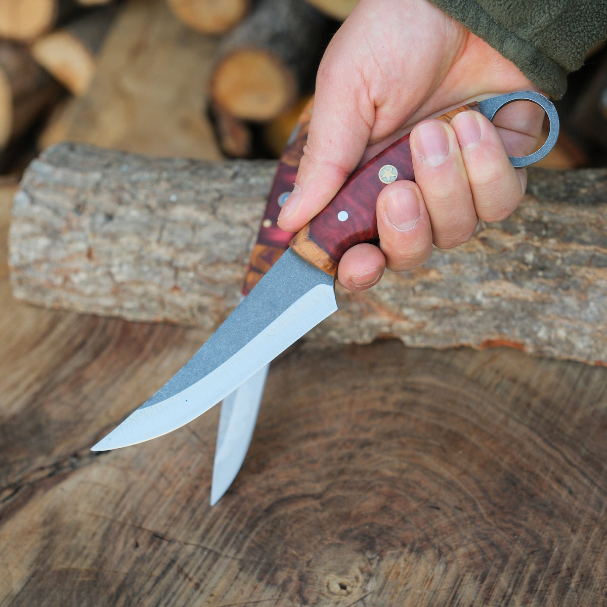 Kamp ve doğa yürüyüşlerinde kullanılabilecek, paslanmaz ve estetik el yapımı bıçaklar.