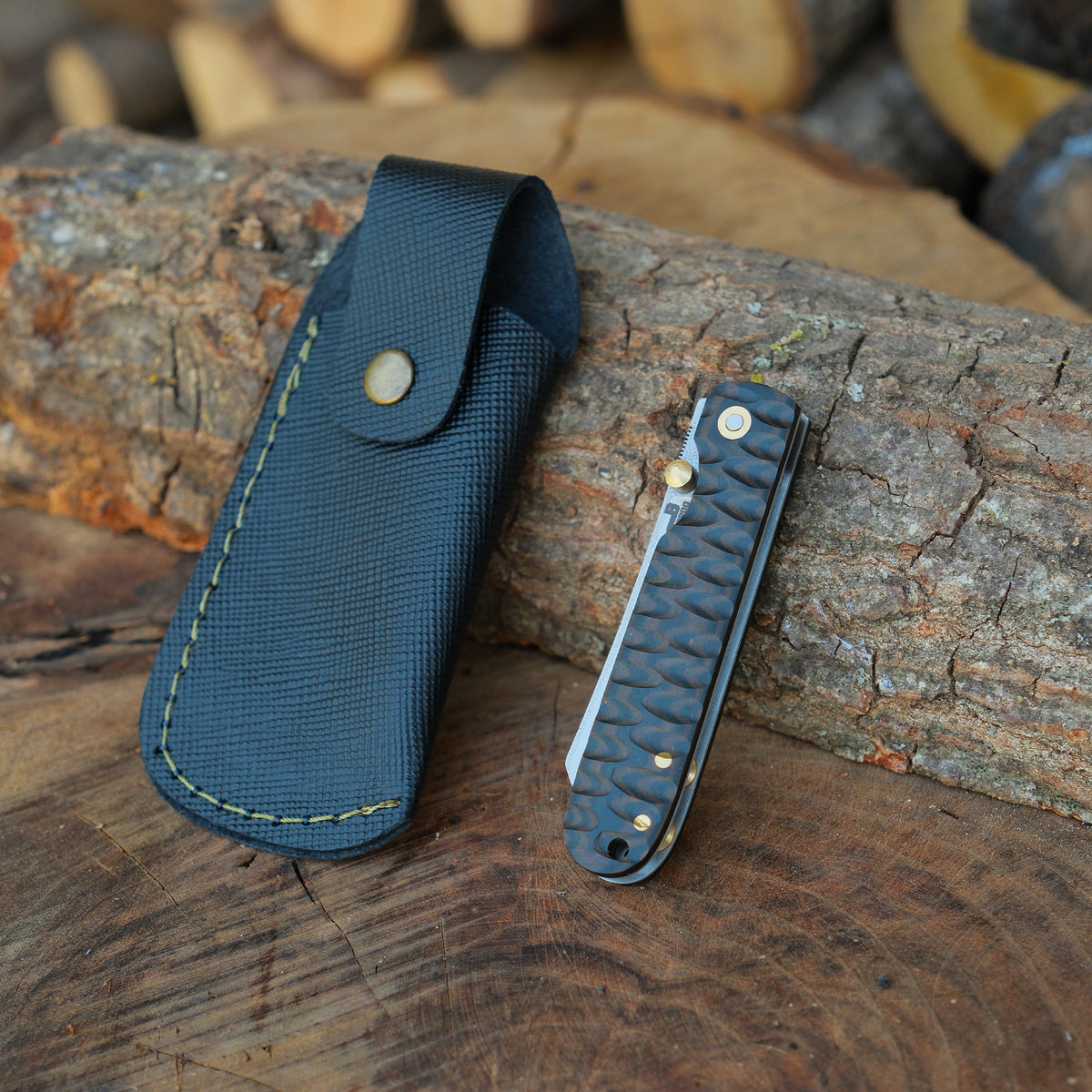 Doğa yürüyüşleri ve koleksiyon için ideal paslanmaz çelikten el yapımı katlanır model.