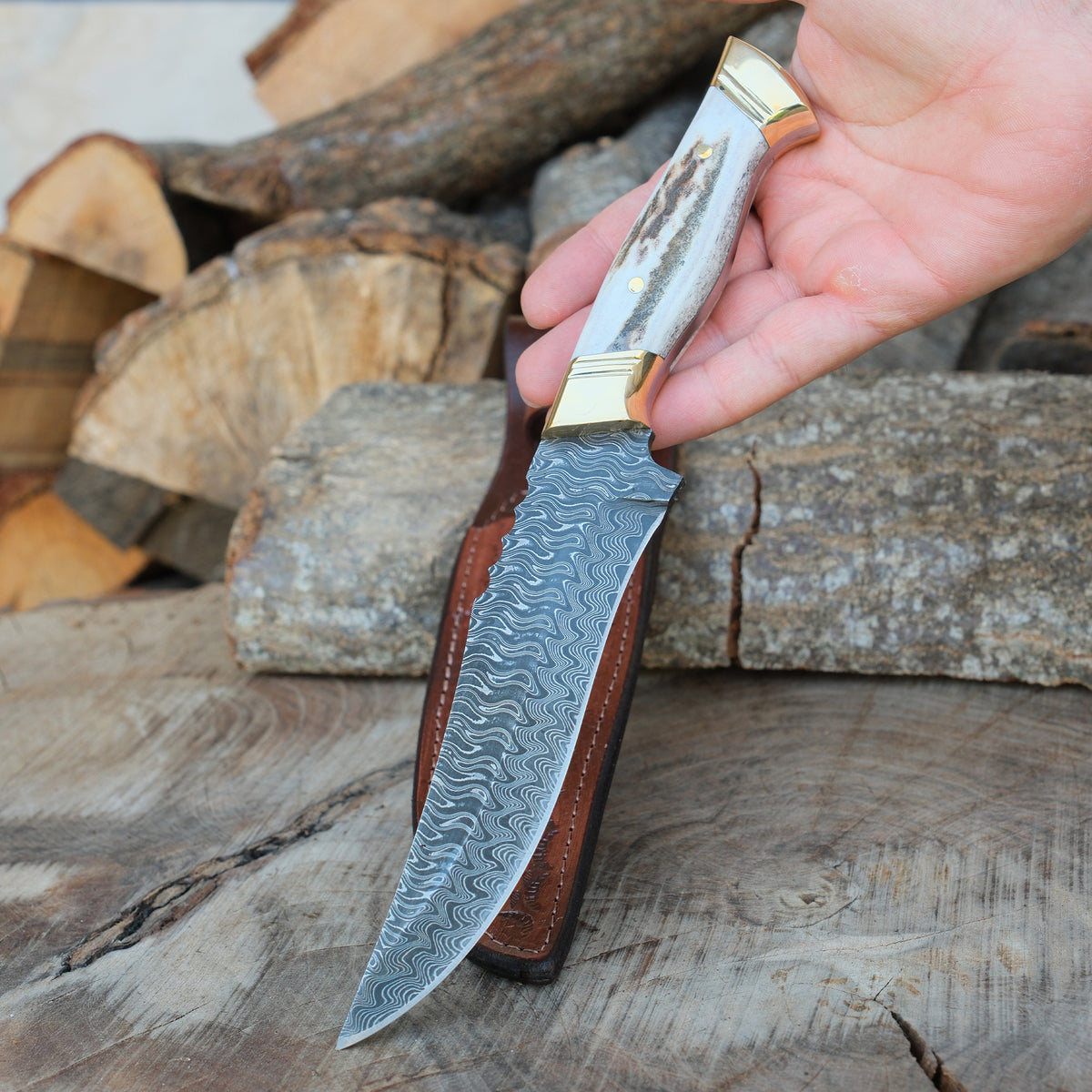 Geyik uç boynuzu saplı ve damascus desenli bu özel bıçak, dayanıklı yapısı ve zarif görünümüyle dikkat çeken el yapımı bir parçadır.