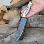 Geyik uç boynuzu saplı ve damascus desenli bu özel bıçak, dayanıklı yapısı ve zarif görünümüyle dikkat çeken el yapımı bir parçadır.