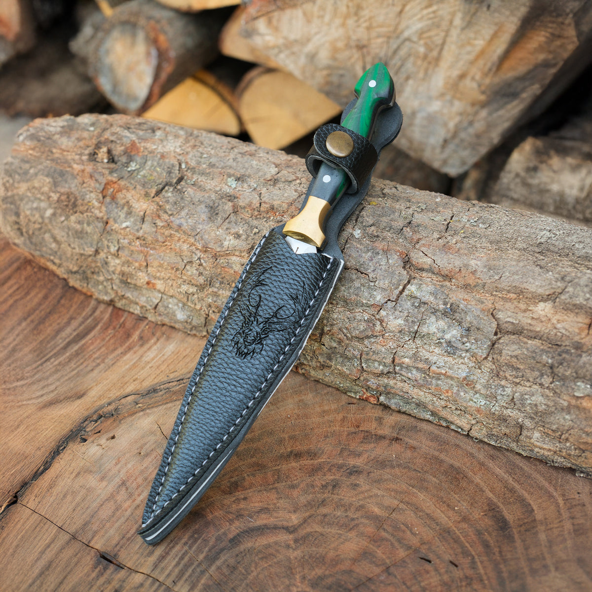 Hediyelik taşıma kılıfı ile sunulan modern epoksi saplı el yapımı bıçak