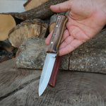 El yapımı ve sınırlı üretim olan bu bıçak, Yatağan ustalarının geleneğini yansıtırken fonksiyonel bir kamp ve günlük kullanım aracı olur.