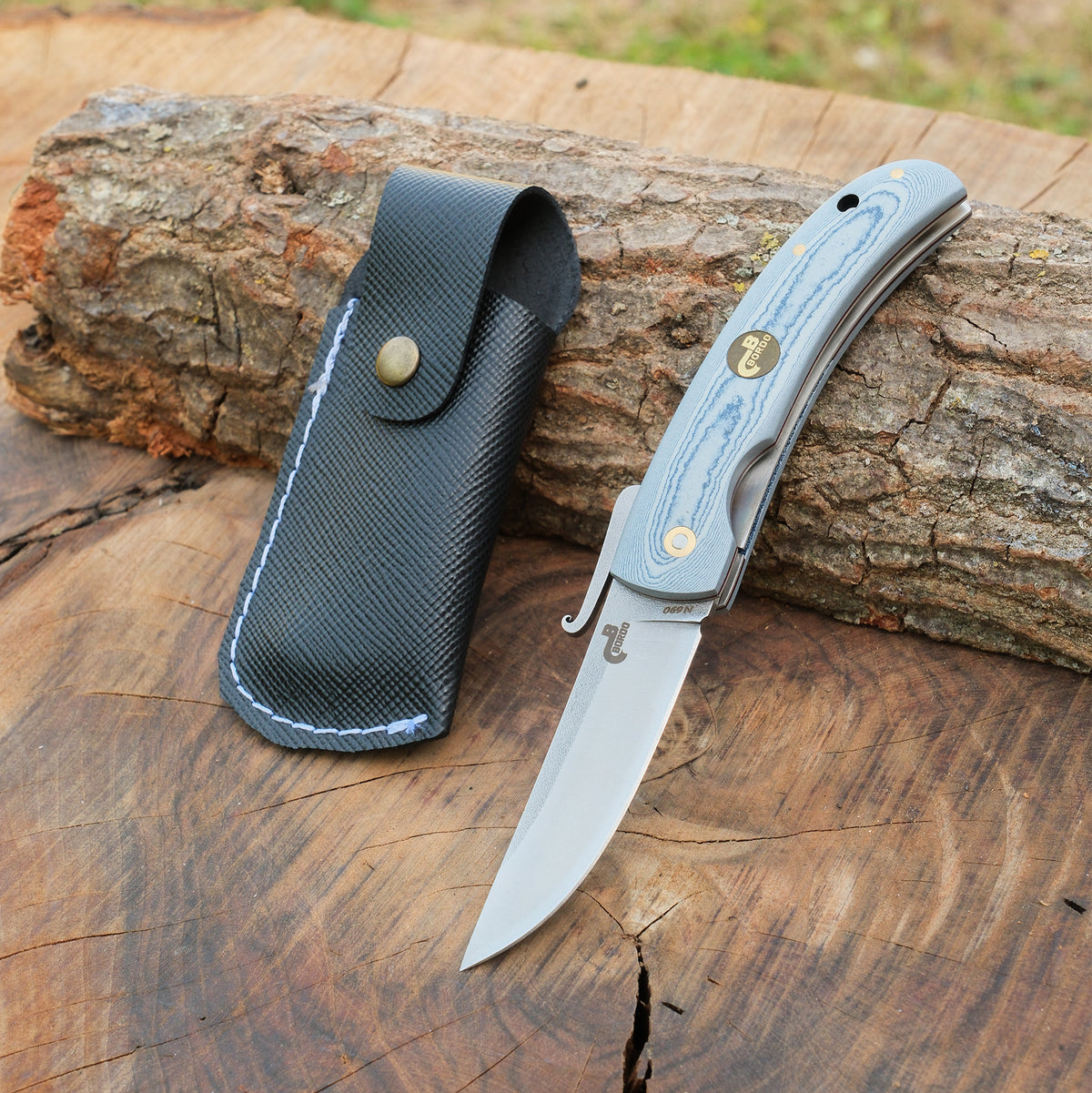 N690 çelikten üretilmiş, stabilize saplı, 21 cm uzunluğunda el yapımı katlanır bıçak