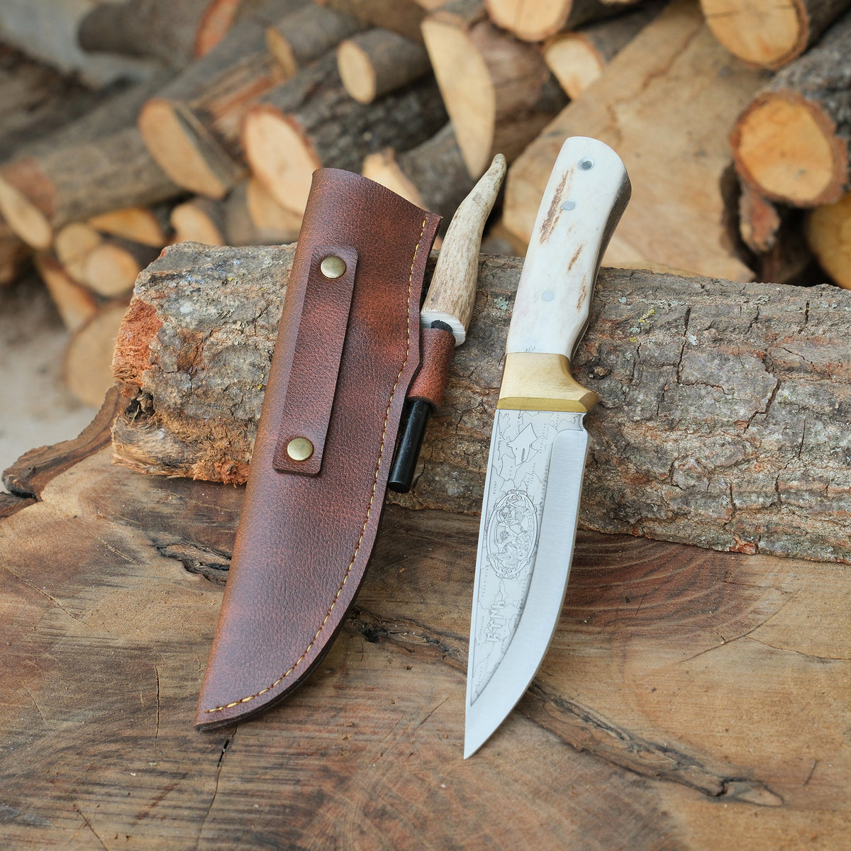 Doğal geyik boynuzu sap ve gerçek deri kılıf ile geleneksel tasarım