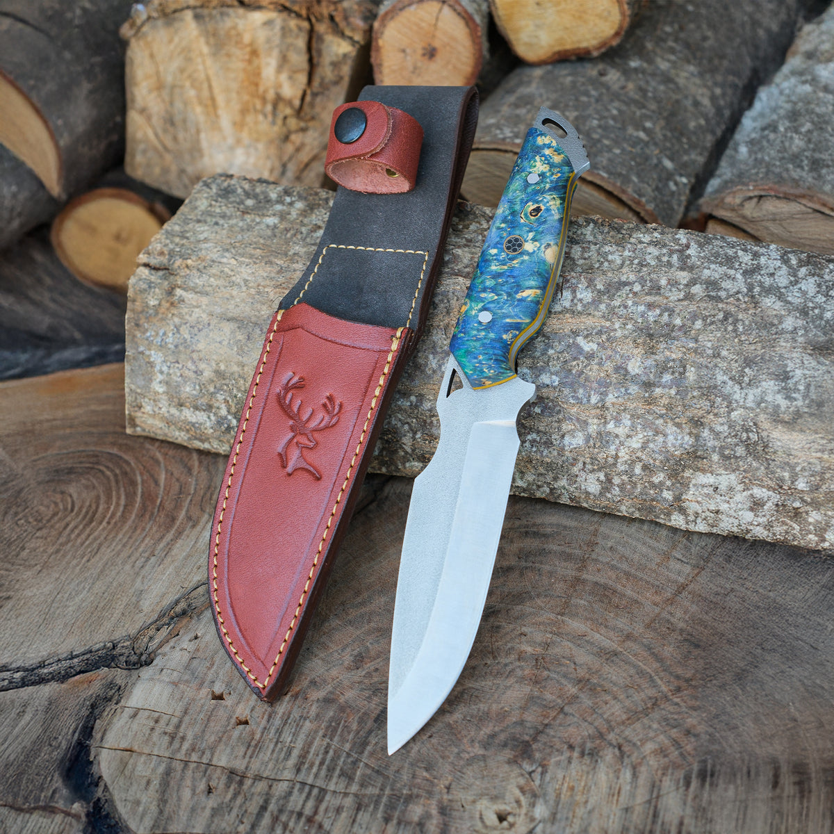 N690 çelikten üretilmiş, stabilize saplı el yapımı bıçak ve gerçek vaketa deri kılıfıyla birlikte sunulan kamp ve outdoor kullanımına uygun model.