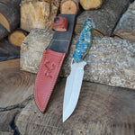 N690 çelikten üretilmiş, stabilize saplı el yapımı bıçak ve gerçek vaketa deri kılıfıyla birlikte sunulan kamp ve outdoor kullanımına uygun model.