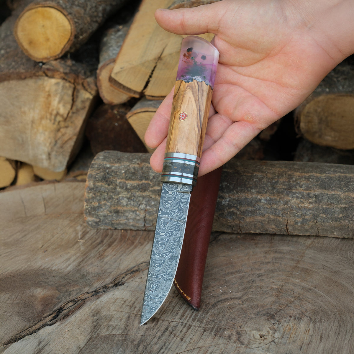 Zeytin ağacı dokusunu epoksiyle buluşturan sapı sayesinde estetik ve sağlam bir tutuş sağlayan bu puukko, kampçılar için vazgeçilmezdir.