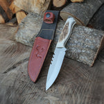 Orijinal geyik boynuzu sapla tamamlanan bu 25 cm'lik el yapımı bıçak, N690 çeliği ile güçlü, hediyelik kılıfıyla şık bir kullanım sunar.