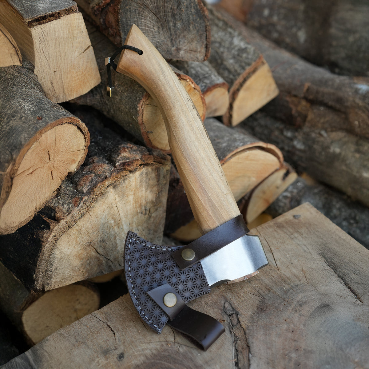 Outdoor ve kamp kullanımı için dayanıklı kök ceviz saplı balta