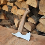 Outdoor ve kamp kullanımı için dayanıklı ceviz saplı balta