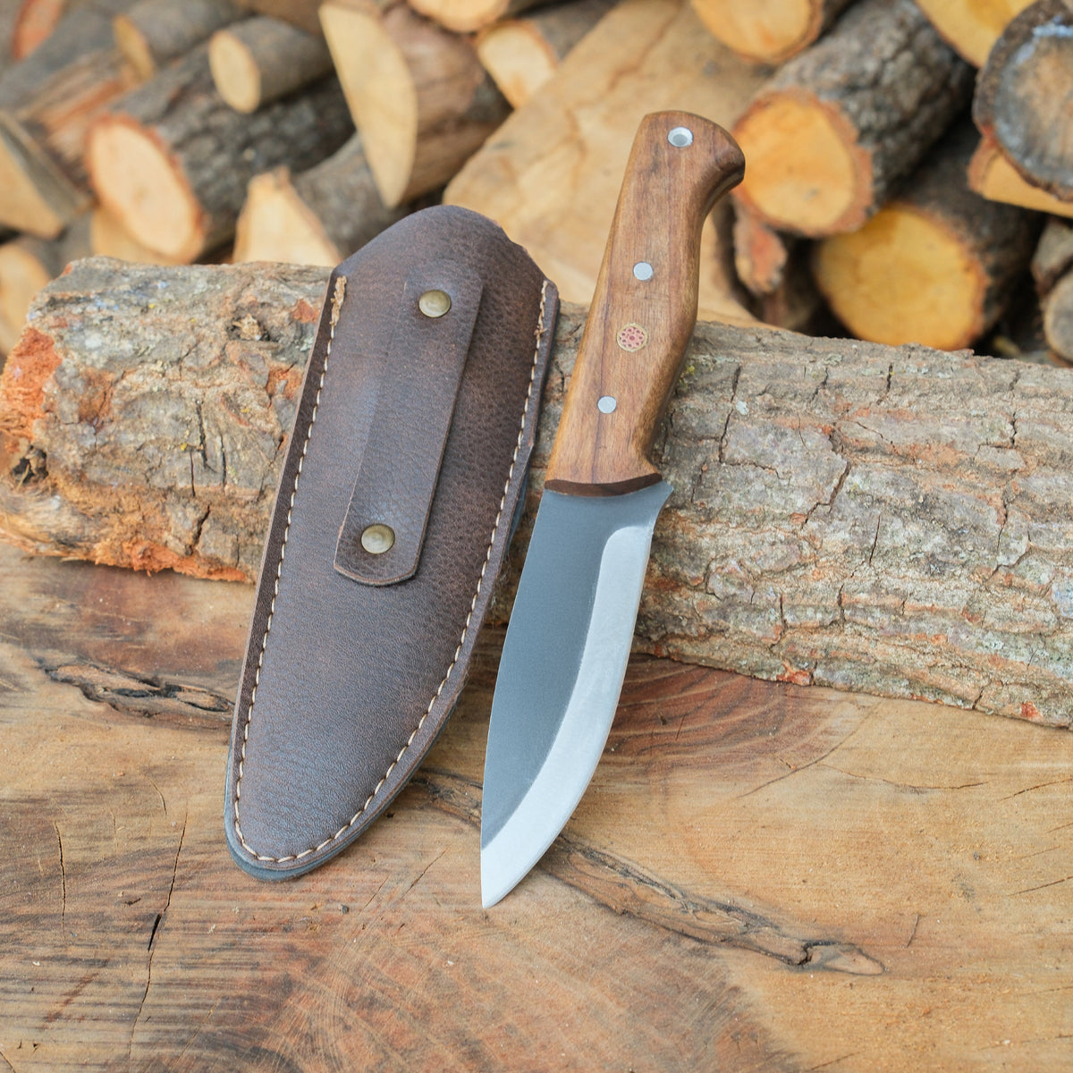 El işçiliğiyle hazırlanmış, dayanıklı ve şık bıçak modeli