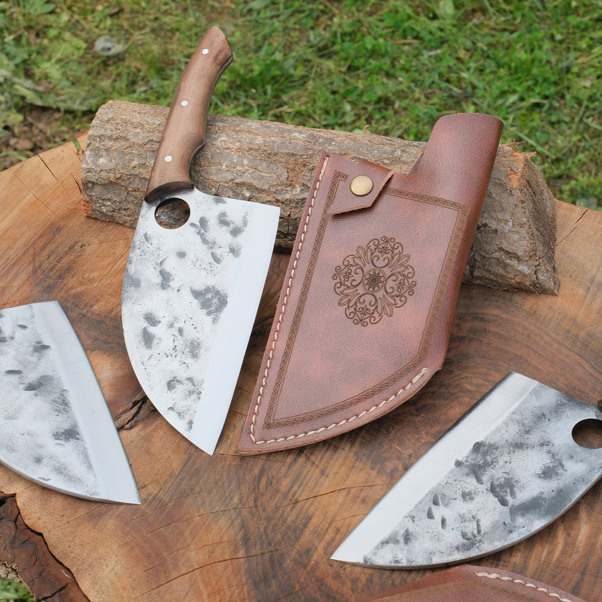 Ustalarımızın titizlikle ürettiği, kök ceviz saplı ve dengeli tutuş sağlayan özel tasarım bıçak modeli