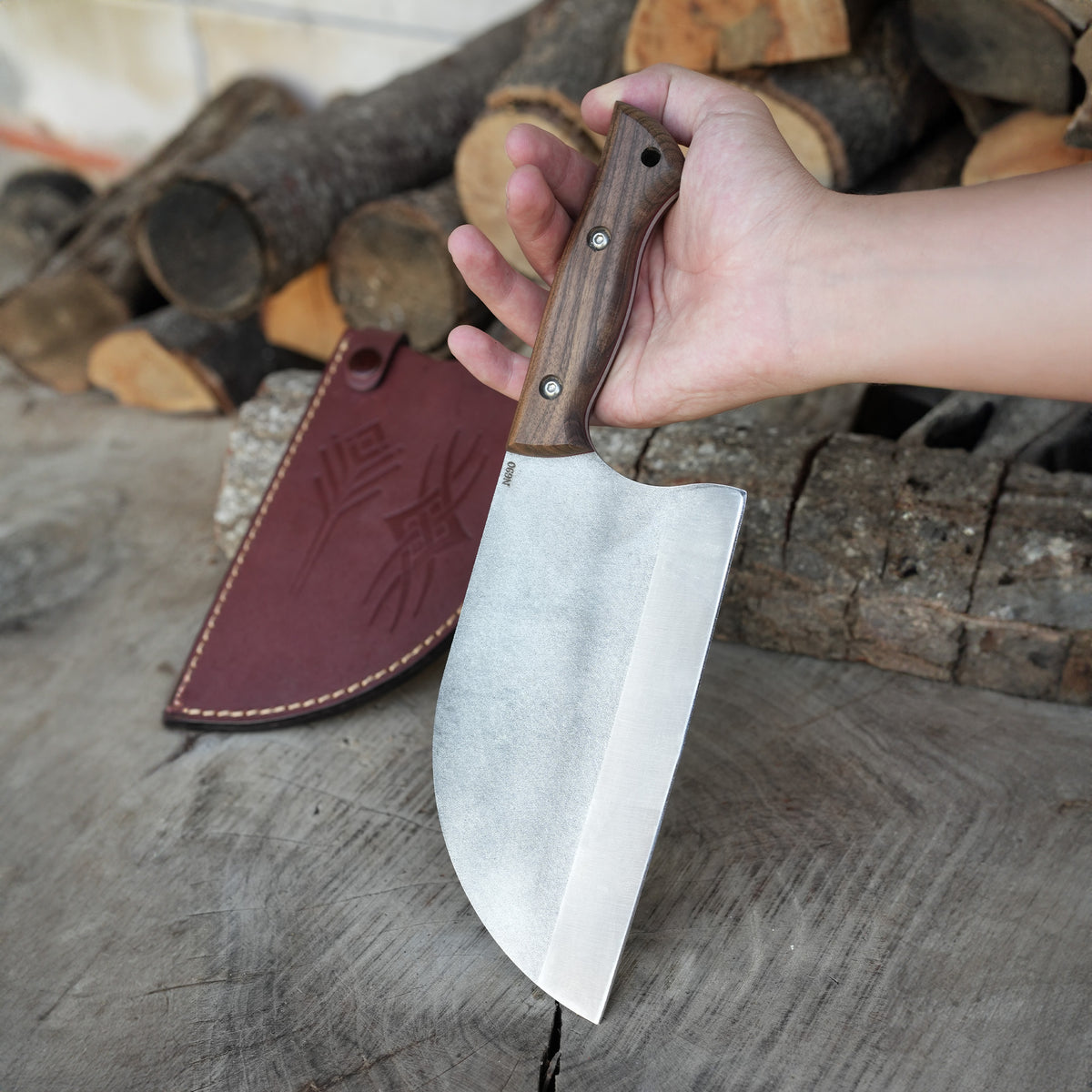 Yatağan kasabasında ustaların el işçiliğiyle yapılan N690 çelik ve ceviz saplı bıçak