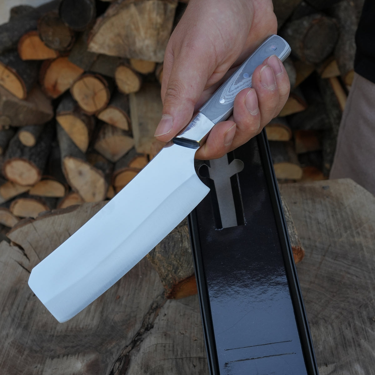 El işçiliğiyle üretilmiş estetik ve dayanıklı şef bıçağı