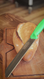 Mutfakta pratik kullanım için 23 cm uzunluğunda ekmek dilimleme bıçağı