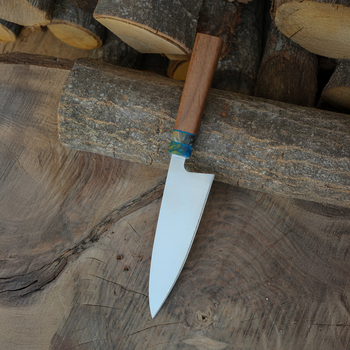 El yapımı olarak hazırlanan bu 31 cm’lik bıçak, farklı renklerdeki epoksi sapıyla estetik ve kişisel bir deneyim sunar.