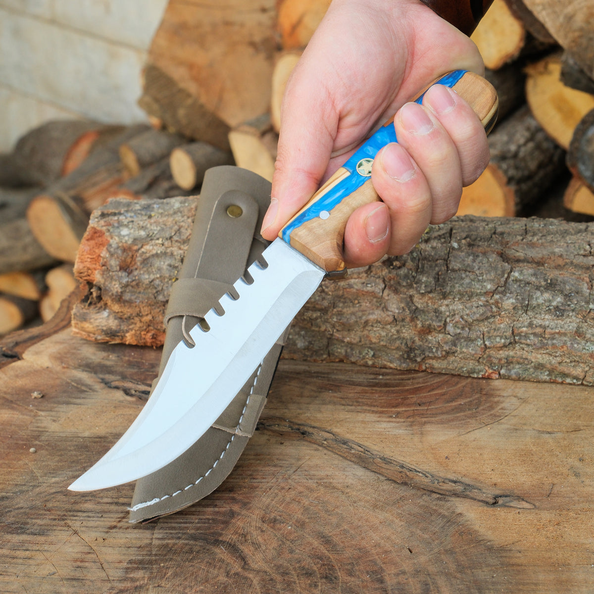 El işçiliğiyle hazırlanan, renk değişkenlik gösterebilen epoksi saplı bıçak modeli