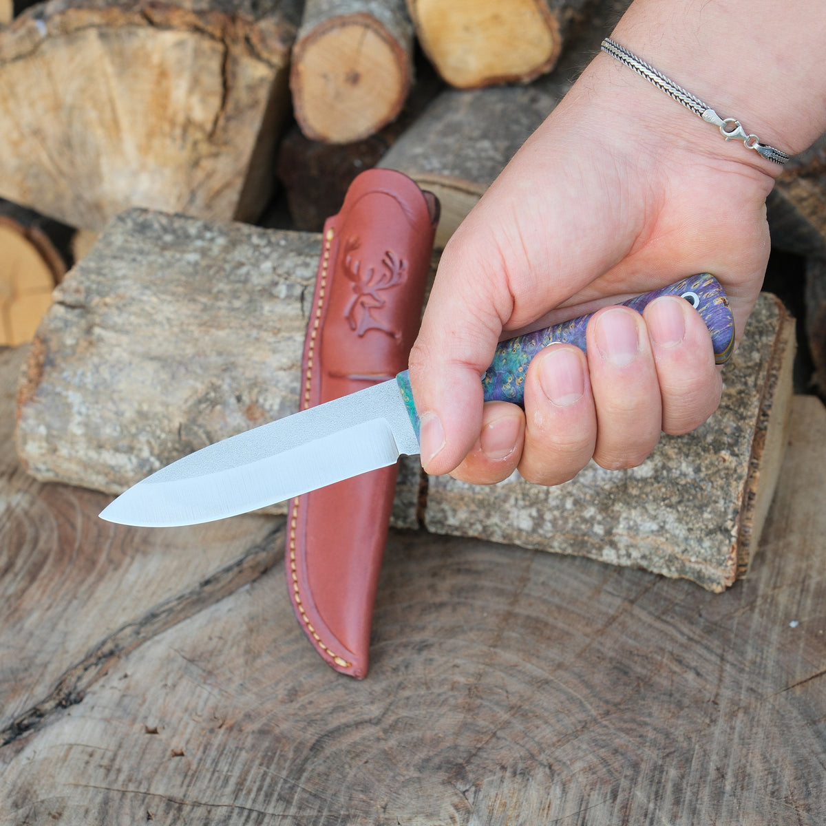 Yatağan ustalarının ellerinden çıkan bu küçük boy bıçak, stabilize sapı ve sağlam çeliğiyle taşınabilirlik ve performansı bir arada sunar.