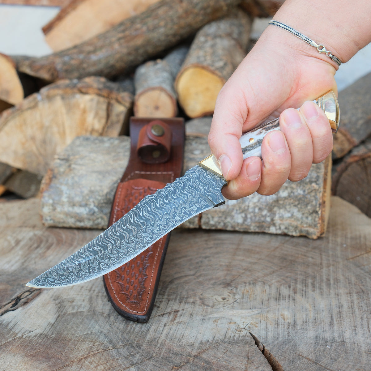 Yüksek karbonlu 15N20 ve O2 karışımıyla elde edilen damascus desenli çelik, doğal geyik sapla birleşerek güçlü ve estetik bir bıçak oluşturur.