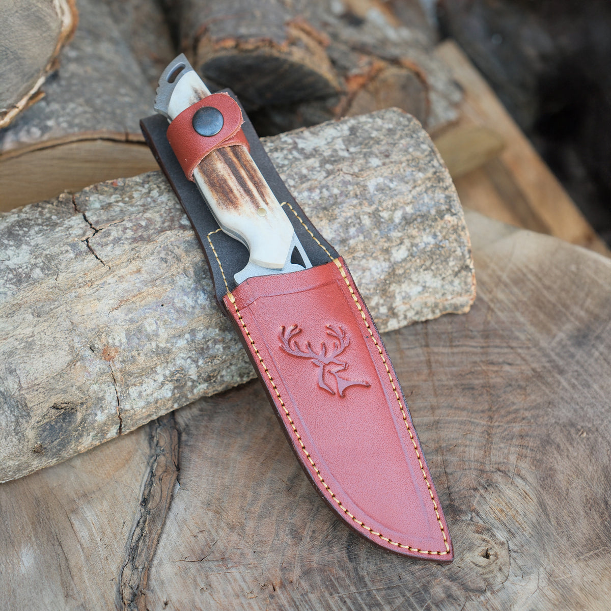 El işçiliğiyle hazırlanan bu bıçak; doğadan ilham alan tasarımı, vaketa kılıfı ve yüksek kaliteli çeliği ile dikkat çeker.