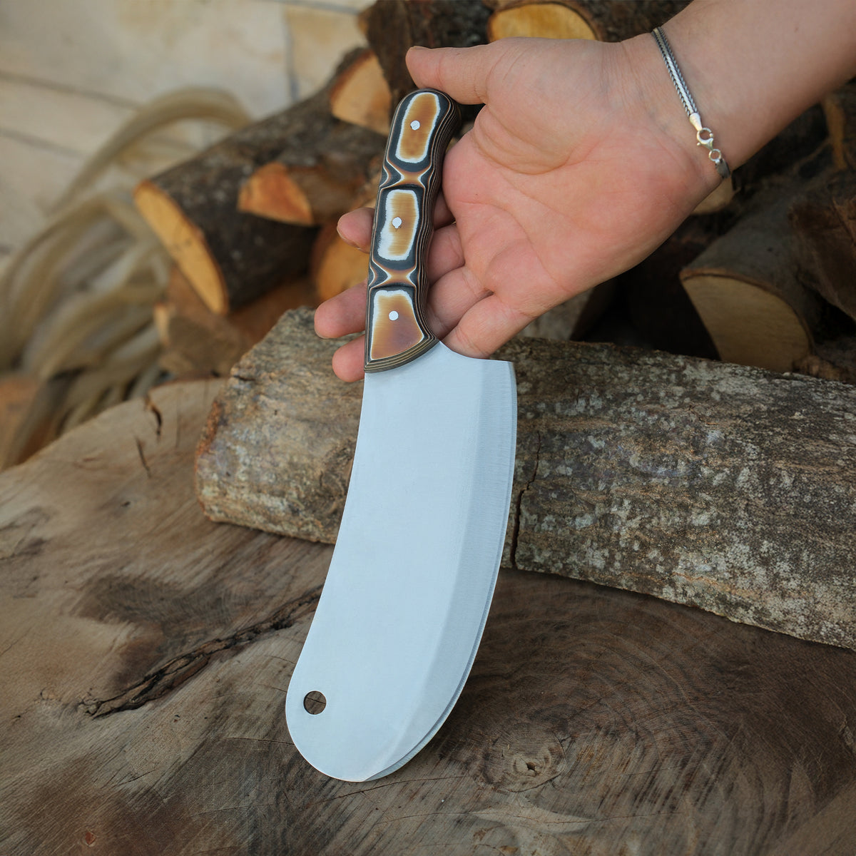 El yapımı bu kamp bıçağı, 4034 Alman paslanmaz çelikten üretilmiş olup, verzalit sapı sayesinde dengeli ve sağlam bir tutuş sunar.