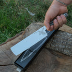 Verzalit saplı bu el yapımı şef bıçağı, paslanmaz Alman çelik gövdesiyle profesyonel mutfaklarda uzun ömürlü kullanım sunar.