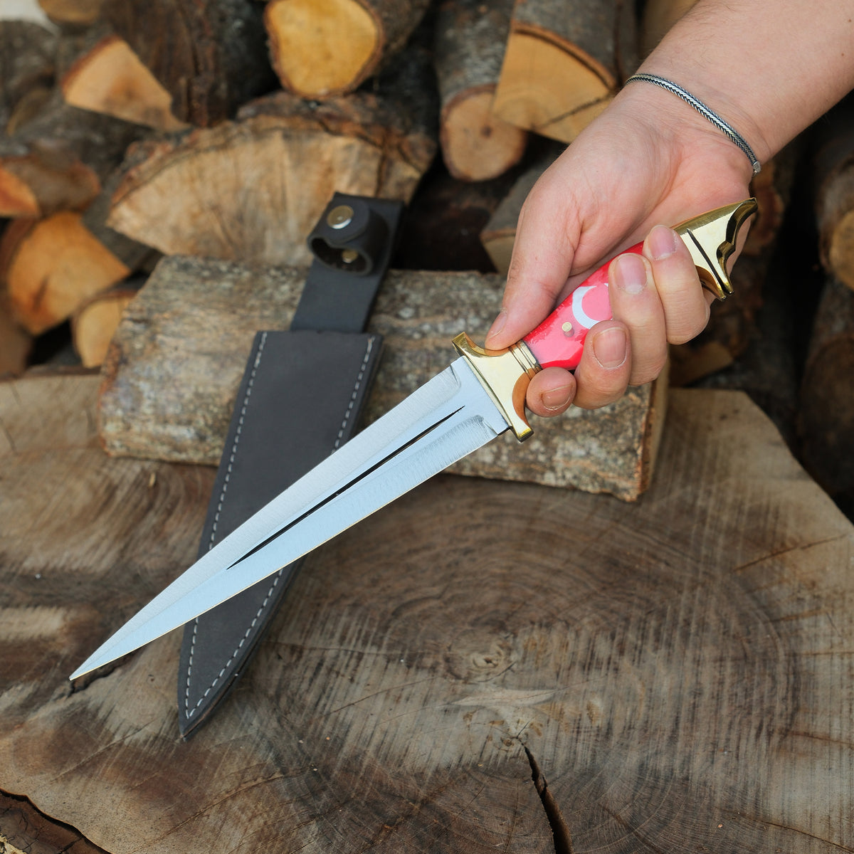 Mika saplı tasarımı ve güçlü keskinliği ile outdoor kullanımlar ve koleksiyonlar için ideal bir el yapımı bıçak.