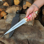 Mika saplı tasarımı ve güçlü keskinliği ile outdoor kullanımlar ve koleksiyonlar için ideal bir el yapımı bıçak.