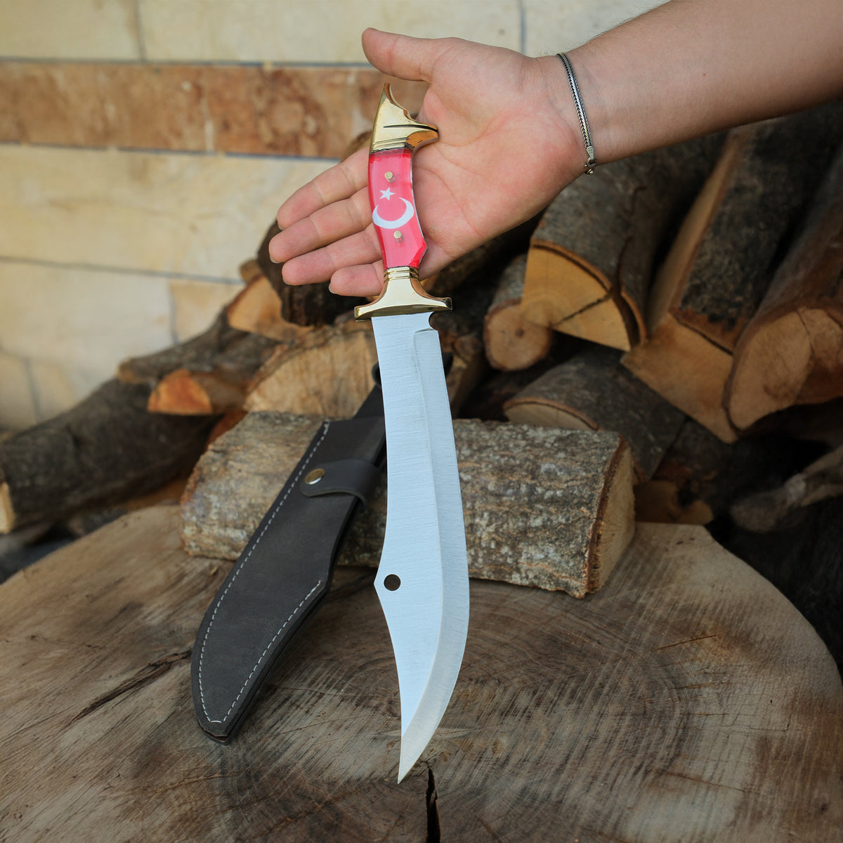 Köse Mehmet bıçakları koleksiyonunun parçası olan bu 39 cm uzunluğundaki model, 4116 paslanmaz çelik ve mika sap ile üretilmiştir.