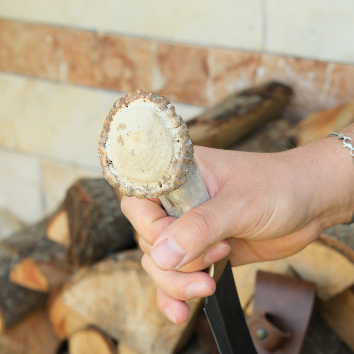 Kamp ve survival aktiviteleri için ideal güçlü sallama bıçak