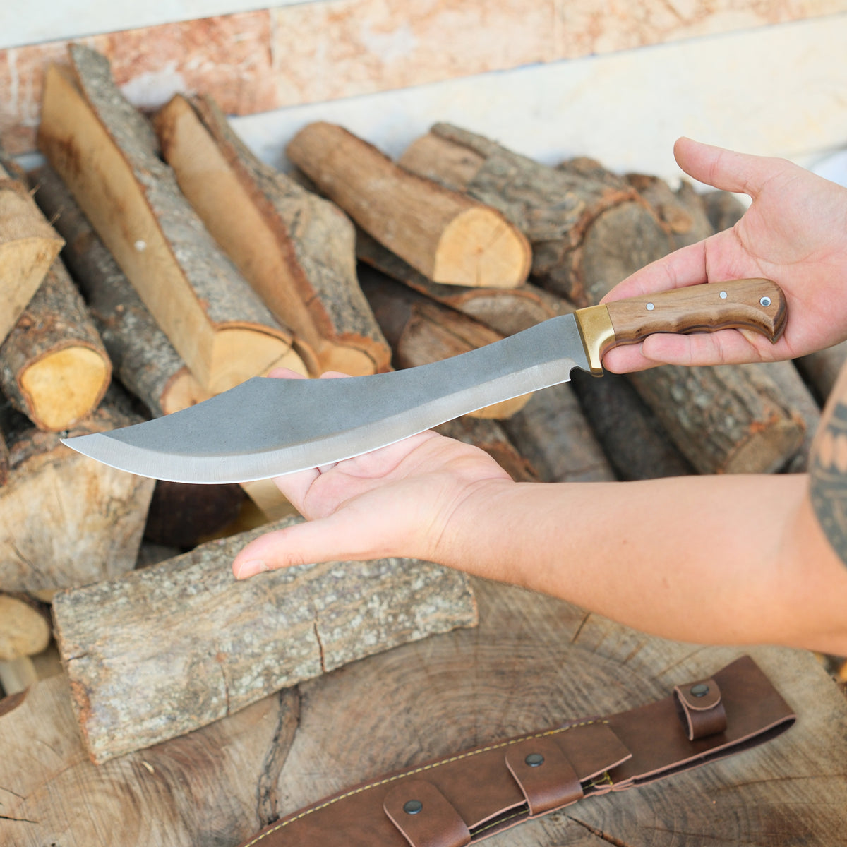 Kamp ve doğada güçlü kesimler için tasarlanmış bu uzun bıçak, ceviz sapıyla sağlam bir tutuş sunar.