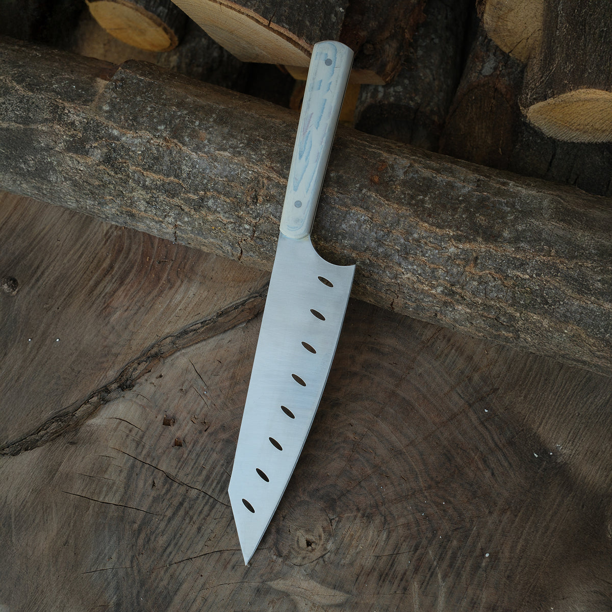 Şefler için özel olarak tasarlanmış keskin ve dengeli şef bıçağı