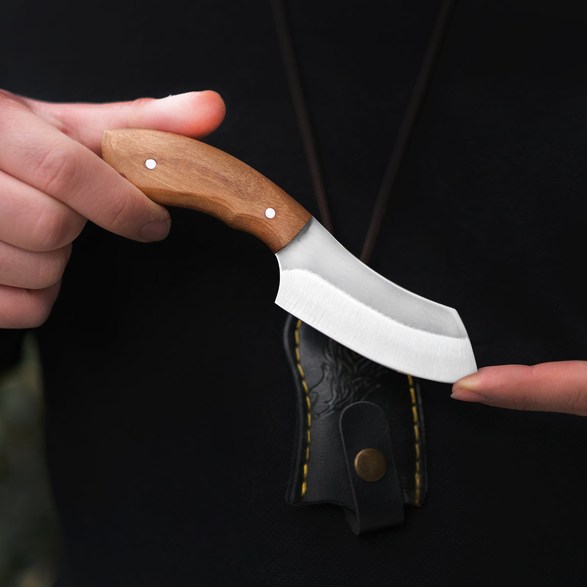 Yatağan ustalarının el işçiliğiyle hazırlanmış ceviz saplı zarif kolye