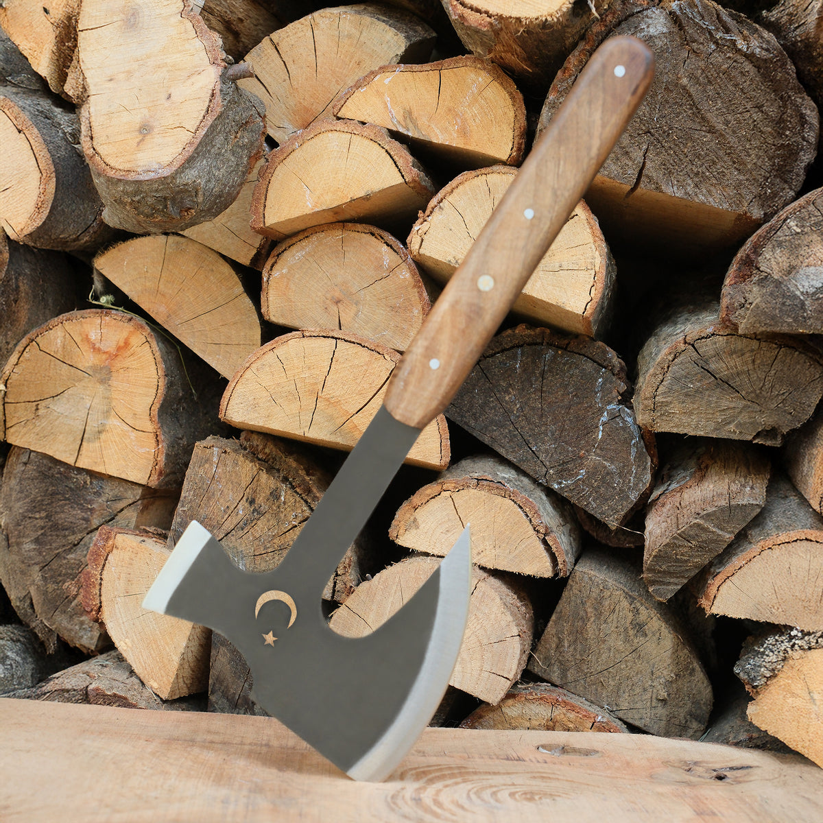 Yatağan ustalarının el işçiliğiyle hazırladığı, kılıf hediyeli şık balta modeli