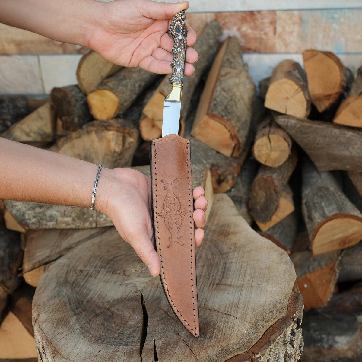 Verzalit sap ve 20 cm çelik uzunluğuna sahip, güçlü ve dayanıklı el yapımı bıçak