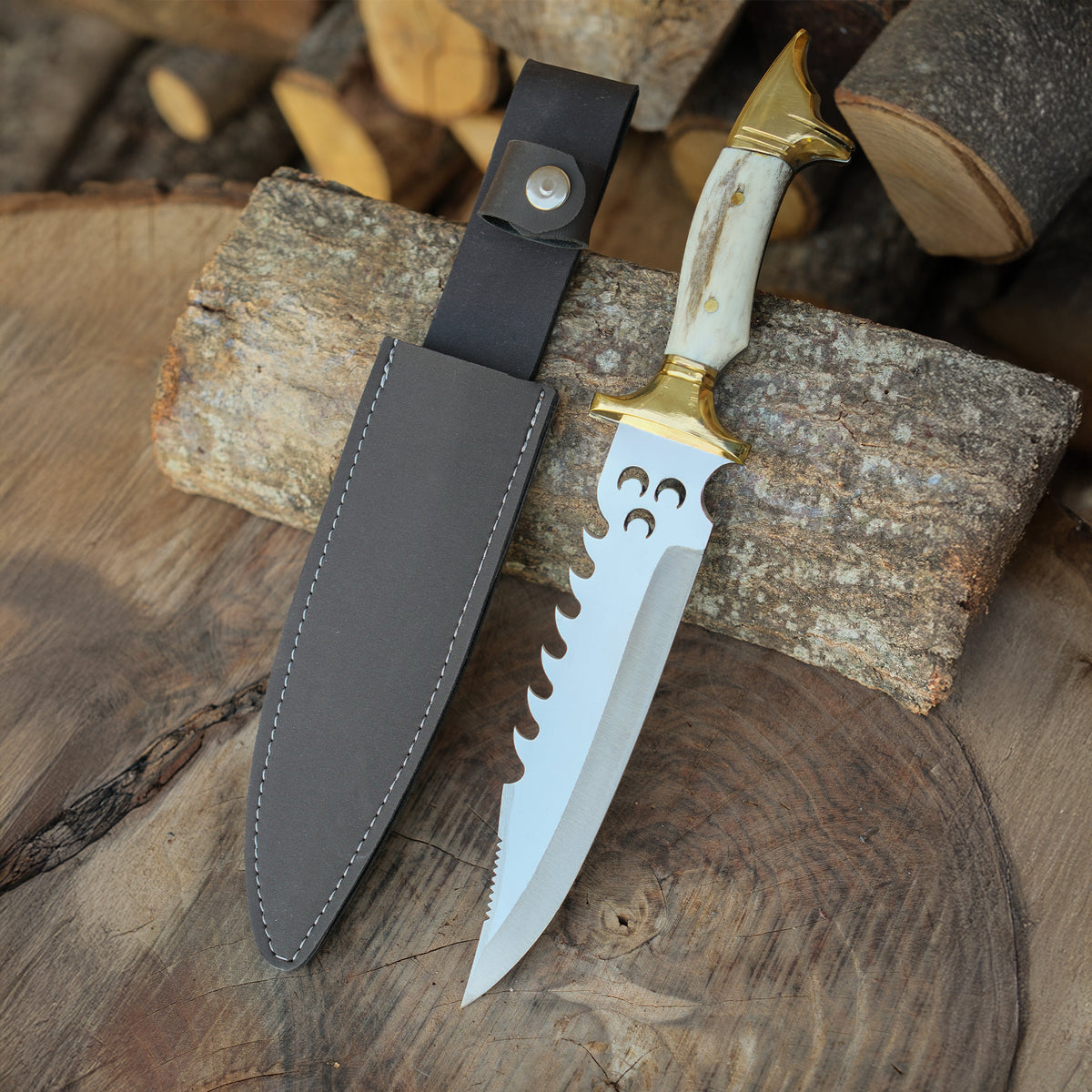 El işçiliği ile yapılmış, 4 mm kalınlığa sahip geyik boynuzu saplı paslanmaz çelik bıçak