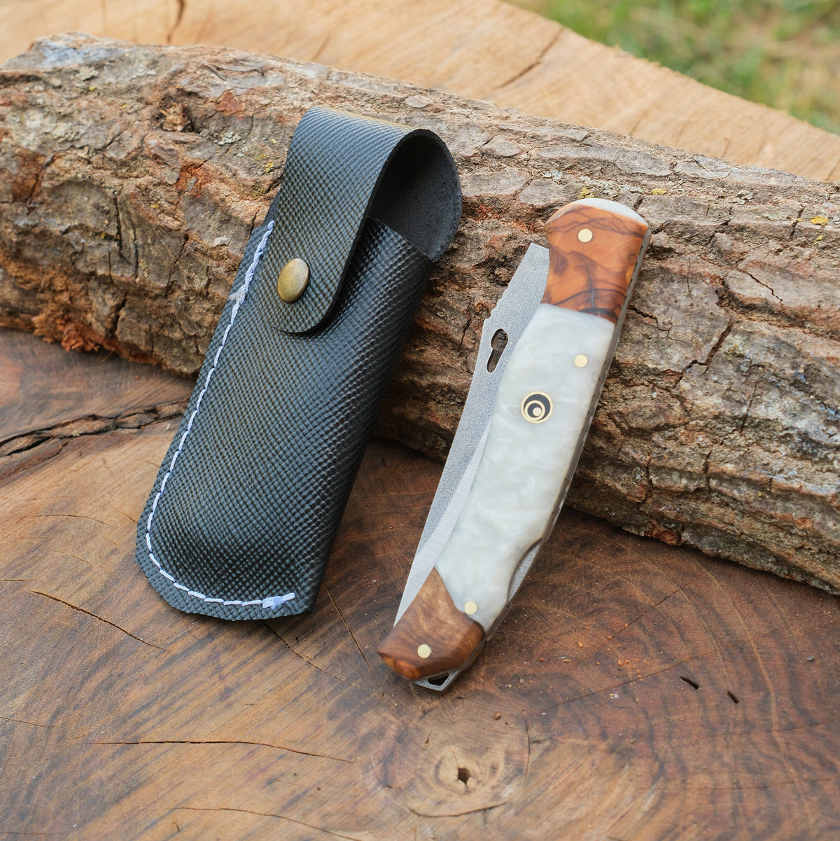 El işçiliğiyle üretilmiş paslanmaz 4034 çelik ve ceviz-epoksi saplı katlanır bıçak