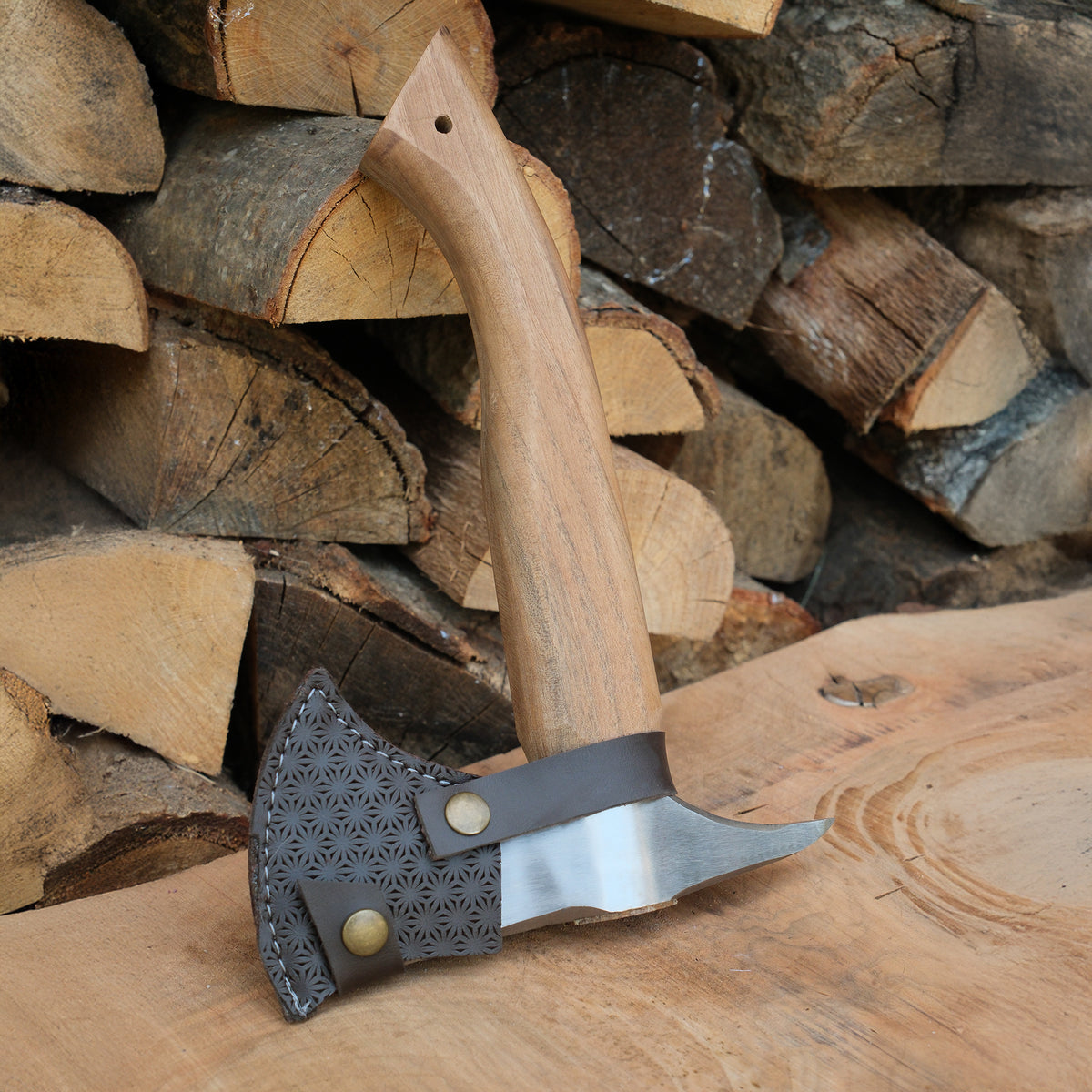 Yatağan ustaları tarafından üretilmiş ceviz saplı paslanmaz çelik balta