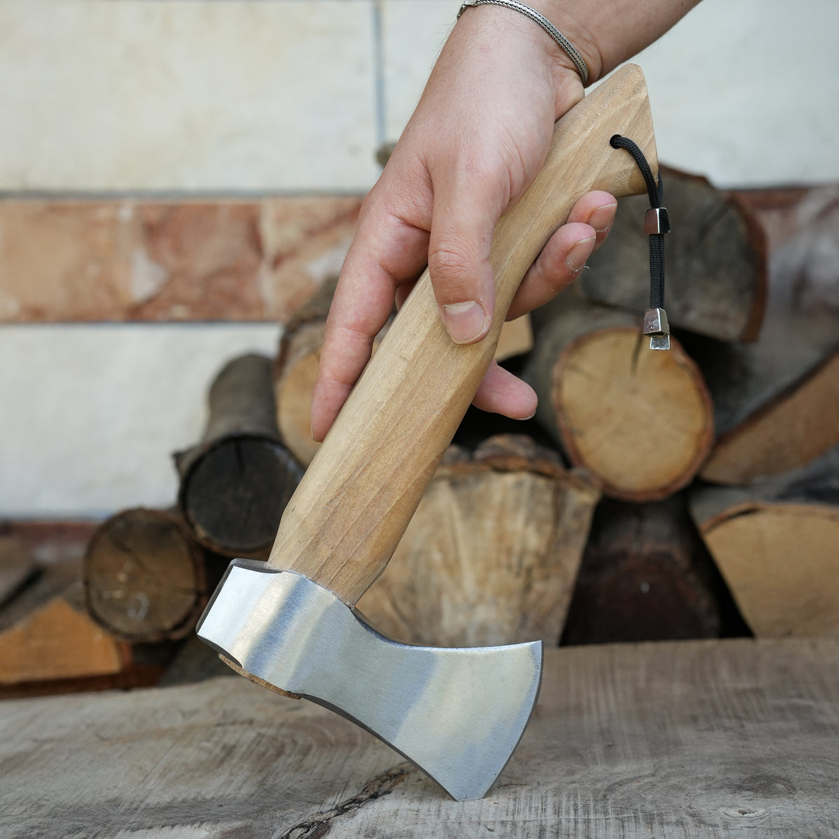 Yatağan ustaları tarafından üretilmiş kök ceviz saplı paslanmaz çelik balta